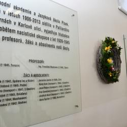 Dvě pamětní desky obětem totalitních ideologií byly dnes odhaleny na půdě Obchodní akademie a Jazykové školy s právem SJZ v Písku. Připomínají památku za války umučených profesorů a studentů a také památku obětí komunistického režimu.