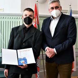 Náměstek Klíma ocenil statečné studenty vodňanské rybářské školy.