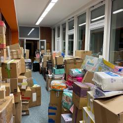 Gymnázium Strakonice vypravilo k ukrajinským hranicím sedm dodávek s materiální sbírkou (foto: Gymnázium Strakonice).