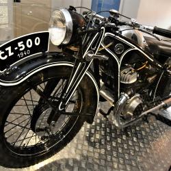 Nové moderní expozice věnované motorkám ČZ, zbraním stejné značky, maltézským rytířům, dudám, loutkám a textilu místní výroby. To nabídne návštěvníkům Muzeum středního Pootaví na hradě ve Strakonicích.