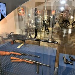 Nové moderní expozice věnované motorkám ČZ, zbraním stejné značky, maltézským rytířům, dudám, loutkám a textilu místní výroby. To nabídne návštěvníkům Muzeum středního Pootaví na hradě ve Strakonicích.