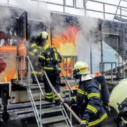 FIRE DRAGON - unikátní simulace požáru: 120 dobrovolných hasičů z jihu Čech získalo osvědčení za zvládnutí ohně ve sklepě, obýváku či na schodišti.