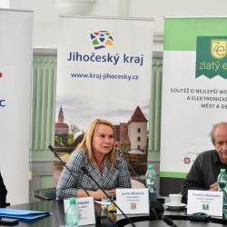 Zleva: Petr Vobejda – vedoucí odboru informatiky KÚ JČK a předseda poroty za Jihočeský kraj, Lucie Kozlová – náměstkyně hejtmana Jihočeského kraje pro oblast IT a e-government, Tomáš Holenda – ředitel soutěže a předseda celostátní poroty soutěže Zlatý erb.