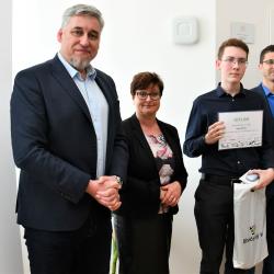 Devět vítězů soutěžního kvízu Plus v rámci projektu „Kraje pro bezpečný internet“ (KPBI) ocenil náměstek hejtmana pro školství Pavel Klíma.