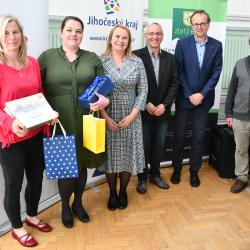 První místo mezi obcemi putuje do Dolního Bukovska. Zleva: správkyně webu Markéta Farková a starostka Dolního Bukovska Mgr. Ivana Makovičková, Lucie Kozlová – náměstkyně hejtmana Jihočeského kraje pro oblast IT a e-government, Petr Vobejda – vedoucí odboru informatiky KÚ JČK a předseda poroty za Jihočeský kraj, Tomáš Holenda – ředitel soutěže a předseda celostátní poroty soutěže Zlatý erb a ředitel GORDIC Ivan Kugler.