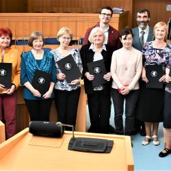 Osvědčení o absolutoriu předal 12 studentům Virtuální univerzity třetího věku první náměstek hejtmana František Talíř. Jihočeský kraj jim k tomuto slavnostnímu aktu propůjčil sál zastupitelstva. 