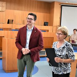 Osvědčení o absolutoriu předal 12 studentům Virtuální univerzity třetího věku první náměstek hejtmana František Talíř. Jihočeský kraj jim k tomuto slavnostnímu aktu propůjčil sál zastupitelstva. 