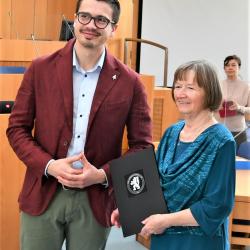 Osvědčení o absolutoriu předal 12 studentům Virtuální univerzity třetího věku první náměstek hejtmana František Talíř. Jihočeský kraj jim k tomuto slavnostnímu aktu propůjčil sál zastupitelstva. 
