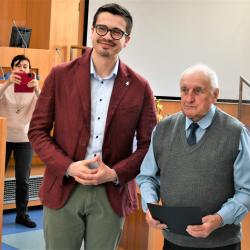 Osvědčení o absolutoriu předal 12 studentům Virtuální univerzity třetího věku první náměstek hejtmana František Talíř. Jihočeský kraj jim k tomuto slavnostnímu aktu propůjčil sál zastupitelstva. 