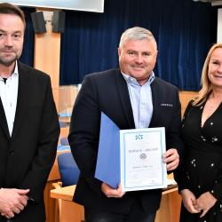 Náměstkyně hejtmana Jihočeského kraje Lucie Kozlová předala ceny Spokojený zákazník Jihočeského kraje.