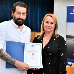 Náměstkyně hejtmana Jihočeského kraje Lucie Kozlová předala ceny Spokojený zákazník Jihočeského kraje.