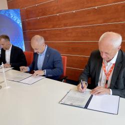 Podpis memoranda o vzniku Jihočeského jaderného parku (hejtman Martin Kuba uprostřed)