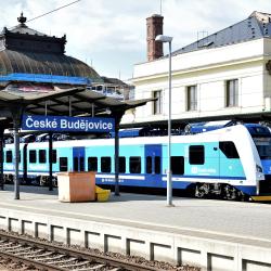 Z českobudějovického nádraží dnes vyjely do čtyř směrů nové vlaky RegioPanter a symbolicky tak odstartovaly novou éru železniční dopravy na jihu Čech. V Jihočeském kraji totiž bude jezdit deset zbrusu nových elektrických jednotek RegioPanter. 