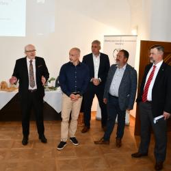 Bylo by škoda rušit takové zařízení, jakým je Dětská psychiatrická nemocnice Opařany na Táborsku. Shodli se na tom hejtman Jihočeského kraje Martin Kuba a ministr zdravotnictví Vlastimil Válek. 