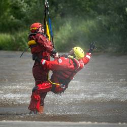 Letečtí záchranáři LZS Kryštof 13 cvičili záchranu z vodní hladiny.