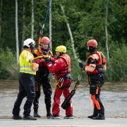 Letečtí záchranáři LZS Kryštof 13 cvičili záchranu z vodní hladiny.