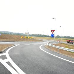 Provizorní komunikace pod Včelnou se na 19 dní uzavře. Problémy s dopravu pomůže vyřešit nový kruhový objezd.