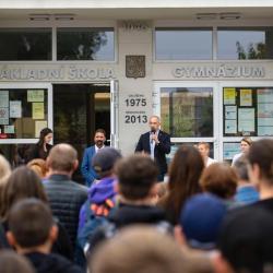 První školní den vyjel hejtman Jihočeského kraje Martin Kuba do Vodňan. Právě tam, konkrétně na Základní škole Vodňany v Bavorovské ulici, začala svoji školní docházku Terezka Tomšovicová. Ta se stala prvním miminkem narozeným v našem kraji v roce 2016.