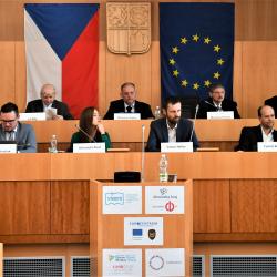 Na Krajském úřadu Jihočeského kraje se na konci tohoto týdne konala dvoudenní výroční mezinárodní vědecká konference Vysoké školy evropských a regionálních studií (VŠERS) pod názvem Udržitelný rozvoj: Příležitosti a výzvy pro Evropu a ČR.