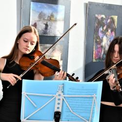Arteterapie v obrazech. Obrazy v arteterapii. To je název výstavy, kterou momentální hostí Krajský úřad Jihočeského kraje v Českých Budějovicích. Slavnostní vernisáží byla zahájena ve středu 2. listopadu. 