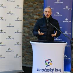 Hejtman Kuba: Tady bude o naše seniory dobře postaráno. Kraj otevřel novou přístavbu DPS v Horní Stropnici.