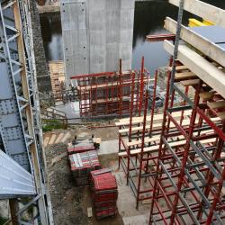 Stavba železničního mostu přes Orlík skončí v příštím roce. Znamená vyšší rychlost i komfort pro cestující.