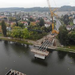 Stavba mostu v Týně nad Vltavou pokračuje montáží nosníků.