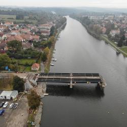 Stavba mostu v Týně nad Vltavou pokračuje montáží nosníků.