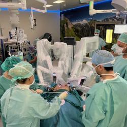 Hrudní chirurgové Nemocnice České Budějovice, a.s. operovali poprvé pacienty s plicními nádory pomocí ROBOTICKÉHO SYSTÉMU Da Vinci X. 