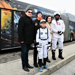 Dnes vyjel nově do ulic Českých Budějovic autobus MHD, který je doslova pojízdným uměleckým dílem. Ručně pomalovaný je nejen zvenku, ale i uvnitř. Zadavatelem díla je Hvězdárna a planetárium České Budějovice a autobus slouží jako pojízdný billboard.Dnes vyjel nově do ulic Českých Budějovic autobus MHD, který je doslova pojízdným uměleckým dílem. Ručně pomalovaný je nejen zvenku, ale i uvnitř. Zadavatelem díla je Hvězdárna a planetárium České Budějovice a autobus slouží jako pojízdný billboard.