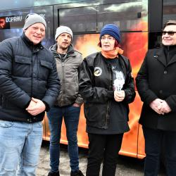 Dnes vyjel nově do ulic Českých Budějovic autobus MHD, který je doslova pojízdným uměleckým dílem. Ručně pomalovaný je nejen zvenku, ale i uvnitř. Zadavatelem díla je Hvězdárna a planetárium České Budějovice a autobus slouží jako pojízdný billboard.
