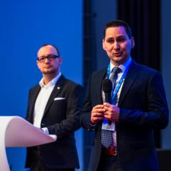 Hejtman Martin Kuba a ředitel krajského úřadu Lukáš Glaser zahájili konferenci, která hledá cesty k účelnému využití umělé inteligence ve veřejné správě.