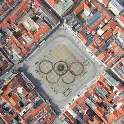 Náměstí Přemysla Otakara II. se proměnilo v obří olympijské kruhy (foto: Aleš Motejl / Art4Promotion)