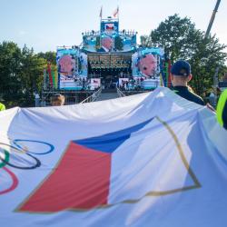 Velkolepé zahájení! Plamen Olympiády dětí a mládeže vyšlehl z řeky Vltavy.
