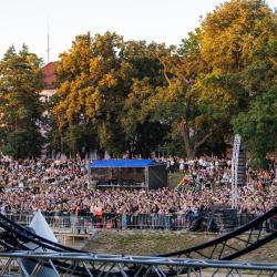 Olympiádu dětí a mládeže letos hostí Jihočeský kraj. Podívejte se na pondělní medailový ceremoniál prostřednictvím fotografií Václava Pancera.