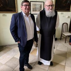 Historicky poprvé byly dnes představeny snubní prsteny Petra Voka z Rožmberka a Kateřiny z Ludanic. Jedná se o neobvyklé párové prsteny, které jsou osazeny broušenými smaragdy, rubíny a dozdobeny zeleným smaltem. Zlatníci je vytvořili podle digitálních modelů z autentických materiálů.