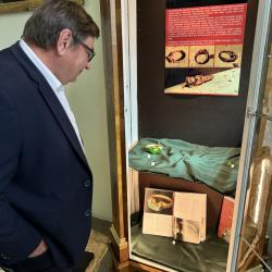 Historicky poprvé byly dnes představeny snubní prsteny Petra Voka z Rožmberka a Kateřiny z Ludanic. Jedná se o neobvyklé párové prsteny, které jsou osazeny broušenými smaragdy, rubíny a dozdobeny zeleným smaltem. Zlatníci je vytvořili podle digitálních modelů z autentických materiálů.