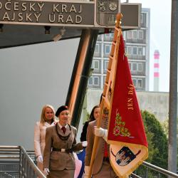 Před krajským úřadem vlaje sokolská vlajka. Dnes si připomínáme Památný den sokolstva.