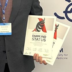 V letošním roce se Zdravotnická záchranná služba JčK opět stala hrdými držitelem diamantového statusu EMS Angels Awards 2024. Tímto oceněním jsou vyznamenáni nejlepší poskytovatelé přednemocniční péče o pacienty s mozkovou mrtvicí po celém světě. Cenu za Zdravotnickou záchrannou službu JčK převzal vedoucí Vzdělávacího a výcvikového střediska Michal Rozum.
