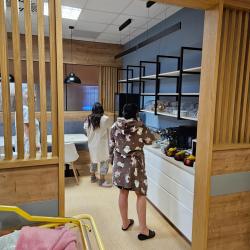 Táborská porodnice opět zlepšuje služby pro své rodičky. Podle architektonického návrhu vybudovala nový jídelní kout přímo na porodní stanici. Cílem je poskytnout maminkám a jejich rodinám komfortní prostředí, kde mohou společně trávit čas, relaxovat a dát si něco dobrého.