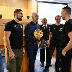 Hejtman Jihočeského kraje Martin Kuba ocenil v úterý 12. listopadu jihočeské dobrovolné hasiče za vzornou reprezentaci Jihočeského kraje na celorepublikových soutěžích. 