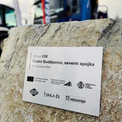 Ředitelství silnic a dálnic (ŘSD) začalo 28. listopadu stavět na tahu I/20 v Českých Budějovicích severní spojku. Práce na 2,5 kilometru dlouhé stavbě vyjdou téměř na dvě miliardy Kč bez DPH, potrvají tři roky. 