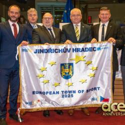 Předání vlajky jindřichohradecké delegací v Bruselu.