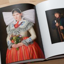 Výstava představuje výběr fotografií autora Václava Šilhy z knihy Tradice v obrazech, kterou se svým týmem spolupracovníků vydal v roce 2024. 