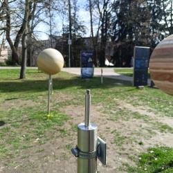 Na podzim zmizela od hvězdárny planeta Země. Odcizit celou planetu není jen tak, a tak vzbudil tento čin nebývalou pozornost. Jednalo se sice jen o model velikosti 7 cm, ručně malovaná Země však zmizela beze stopy a návštěvníkům pak jejich nejoblíbenější planeta velmi chyběla. 