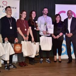 Bronzový tým převzal ocenění z rukou ředitele Všeobecné zdravotní pojišťovny Ing. Zdeňka Kabátka a Petry Boltíkové vedoucí oddělení služeb klientům pro Plzeňský a Karlovarský kraj.
