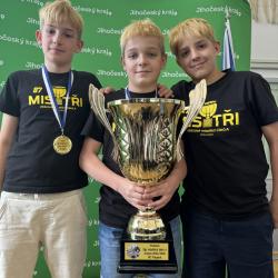 Mladí hokejisté z Vimperka si dojeli pro gratulaci od náměstka hejtmana i hokejové legendy.
