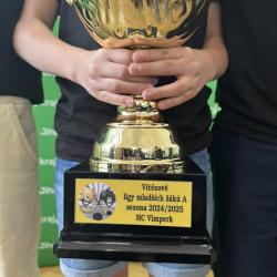 Mladí hokejisté z Vimperka si dojeli pro gratulaci od náměstka hejtmana i hokejové legendy.