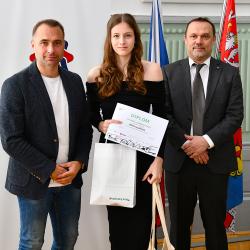 V online světě se umí pohybovat chytře a bezpečně – takoví jsou mladí Jihočeši, kteří se zúčastnili soutěžního kvízu v rámci projektu Kraje pro bezpečný internet (KPBI). Nejlepší účastníci krajského kola dnes převzali ocenění z rukou náměstka hejtmana pro školství Davida Štojdla.