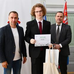 V online světě se umí pohybovat chytře a bezpečně – takoví jsou mladí Jihočeši, kteří se zúčastnili soutěžního kvízu v rámci projektu Kraje pro bezpečný internet (KPBI). Nejlepší účastníci krajského kola dnes převzali ocenění z rukou náměstka hejtmana pro školství Davida Štojdla.